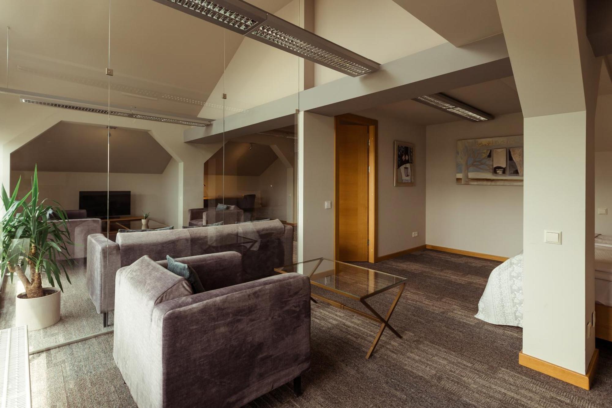 Promenade Hotel